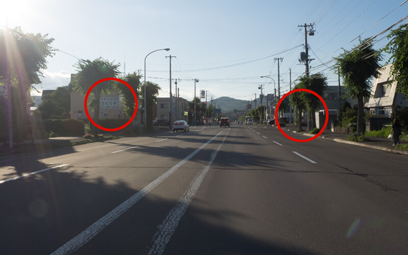 旭川駅から来ると、左手にさくら亭・右手に郵便局がある交差点がみえます。そこを左に曲がって左手すぐです。